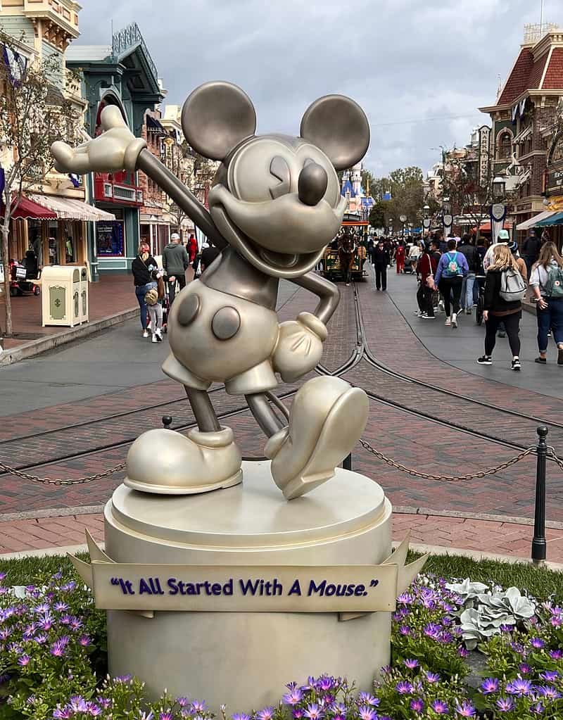 Disneyland Rope Drop Strategy: The Must-Know Steps for a Stress-Free Start to Your Disneyland Day!
